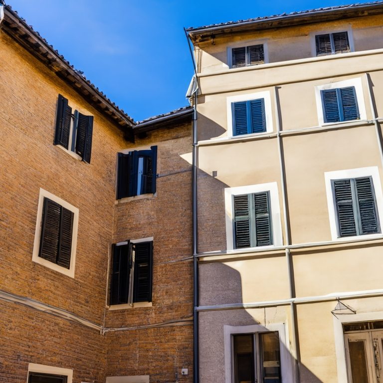 la responsabilità dei singoli condomini nella messa in sicurezza del fabbricato quando manca la volontà assembleare. 
